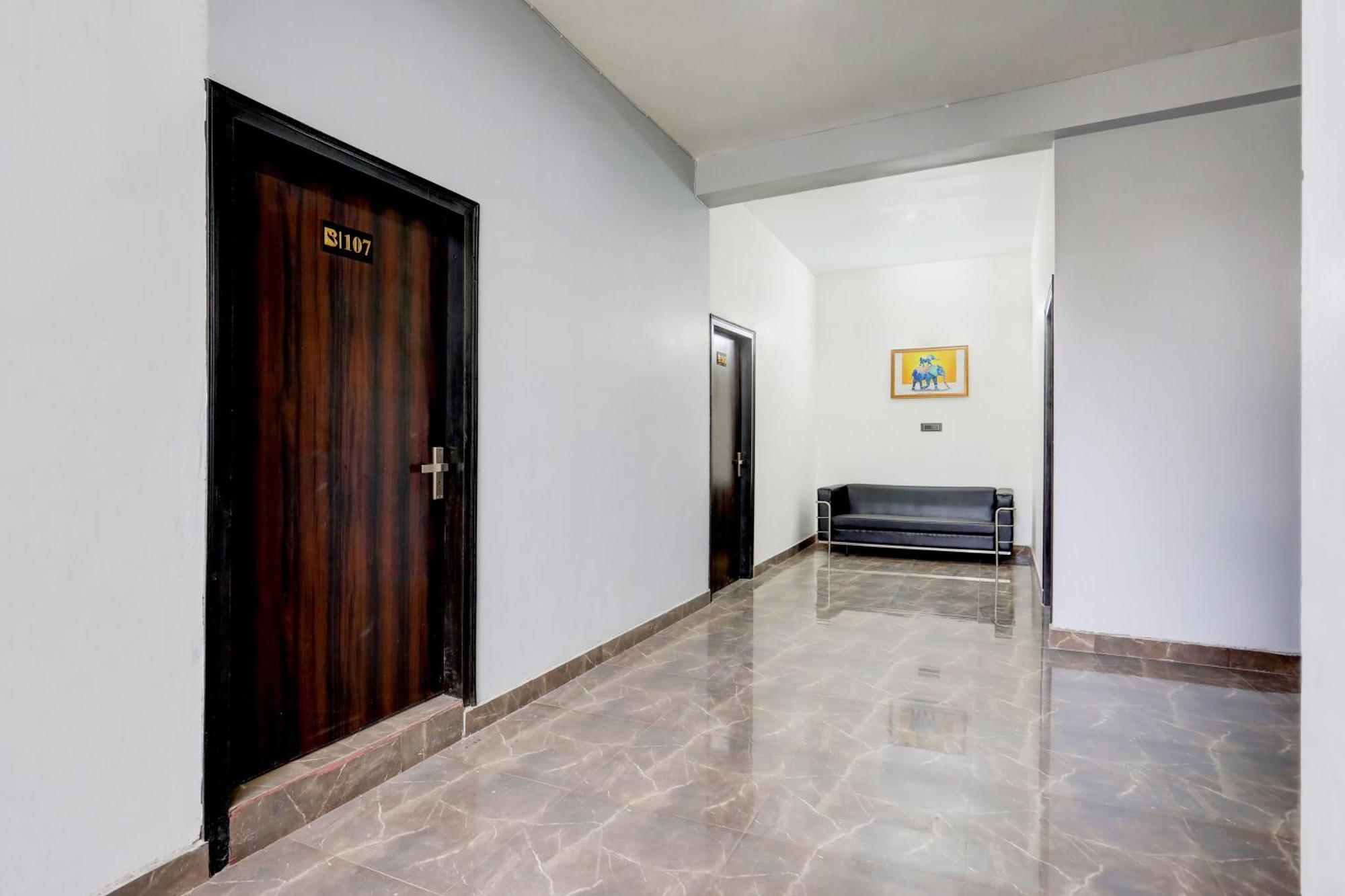 Super Hotel Live View Indraprastha Buitenkant foto