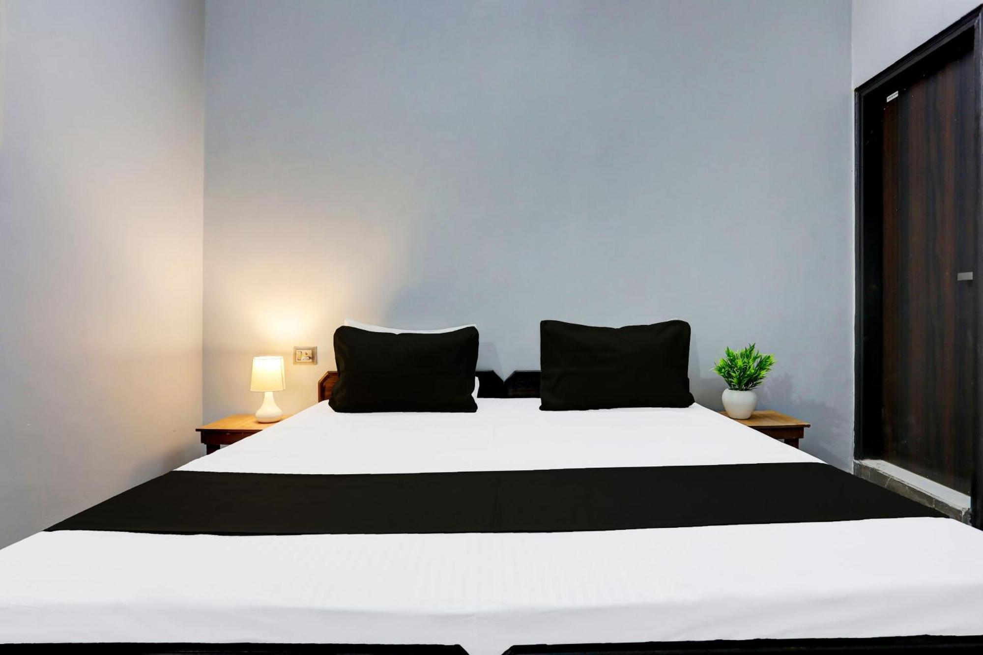 Super Hotel Live View Indraprastha Buitenkant foto